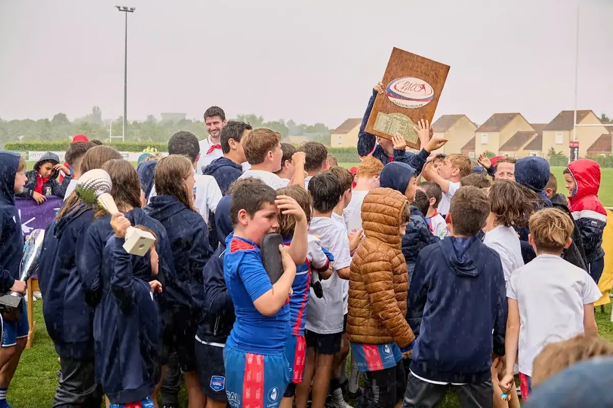 Remise des trophées sous la pluie